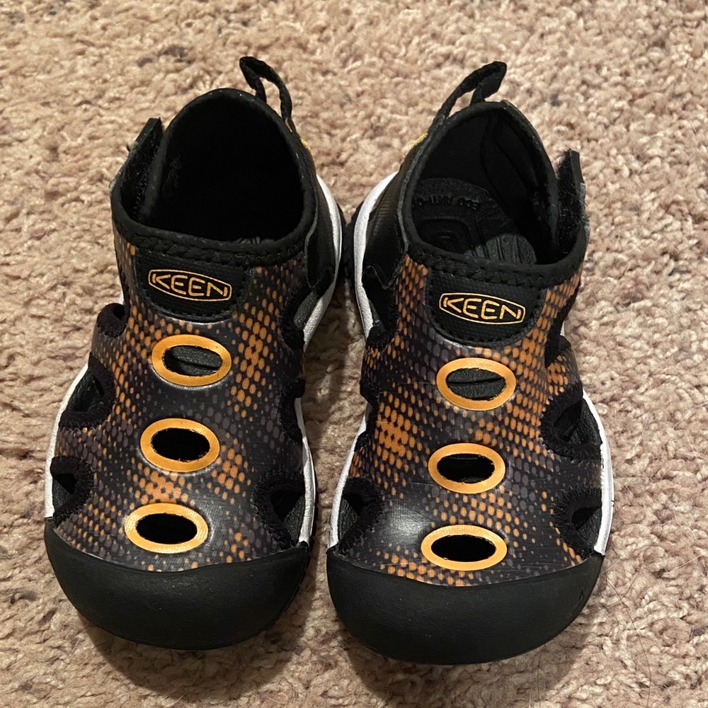 KEEN Stingray Sandals, Kids, Black/Saffron, EU 24 - US 8, Brand new
